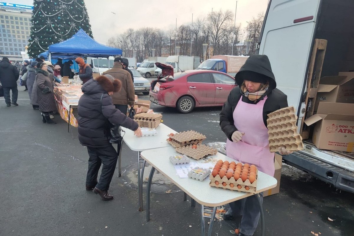 В гипермаркете привезли 200 коробок шоколадных. Саратовская птицефабрика.