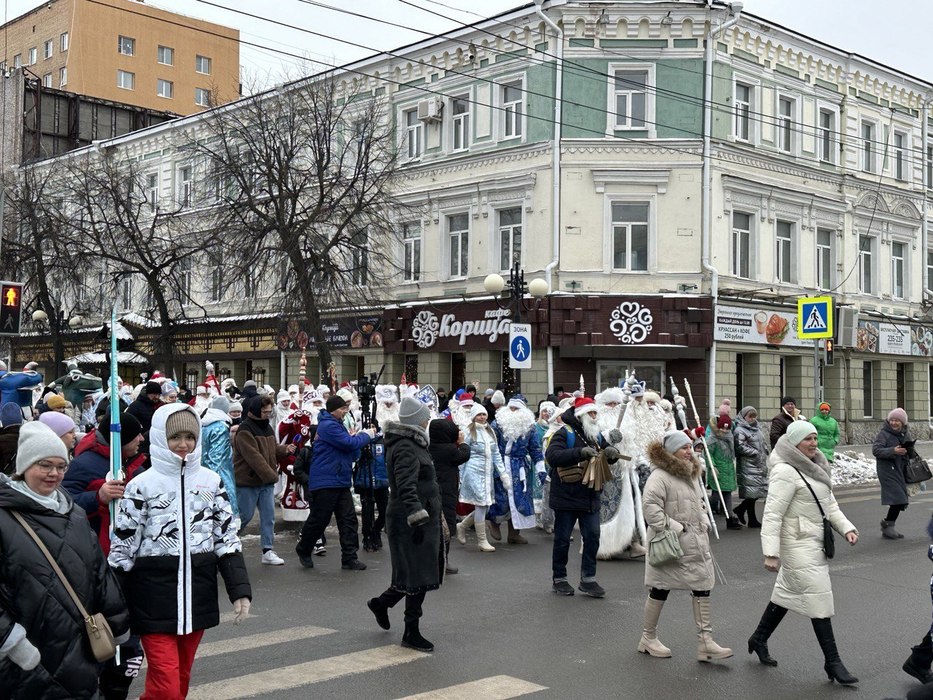Пензенские Деды Морозы  устроили шествие к главной елке города