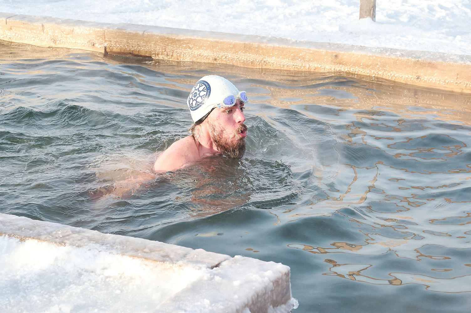 Кемеровские моржи устроили суточный заплыв в лютый мороз