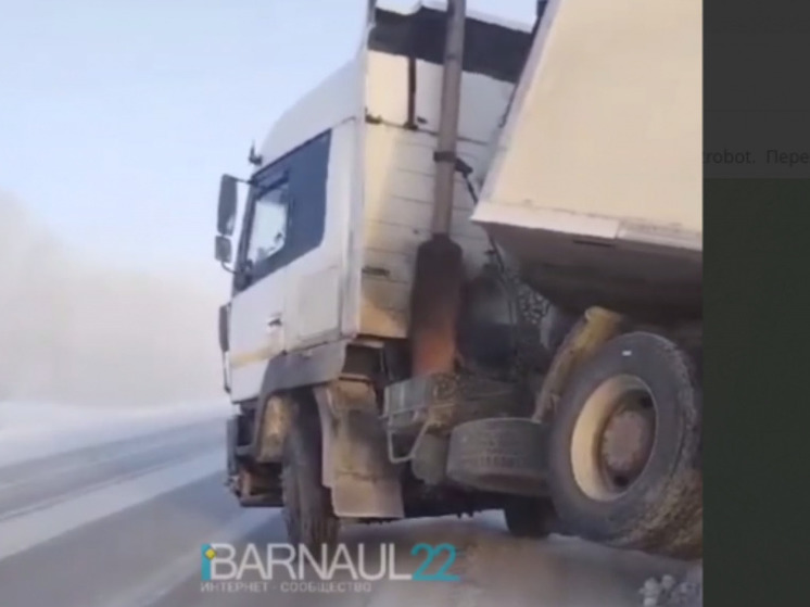 Под Новосибирском дальнобойщик с грузовиком застрял на трассе в аномальные холода
