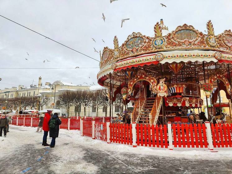 Главная рождественская ярмарка Петербурга открылась на Манежной площади