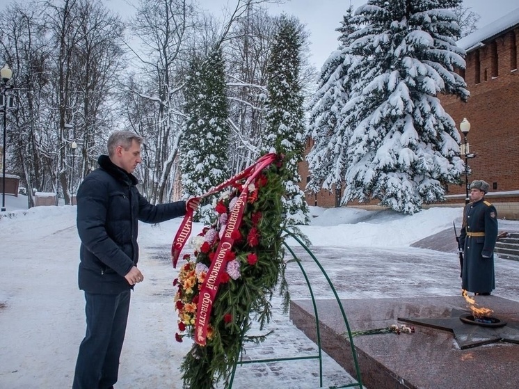 Губернатор Смоленской области возложил венок к вечному огню в Сквере памяти Героев