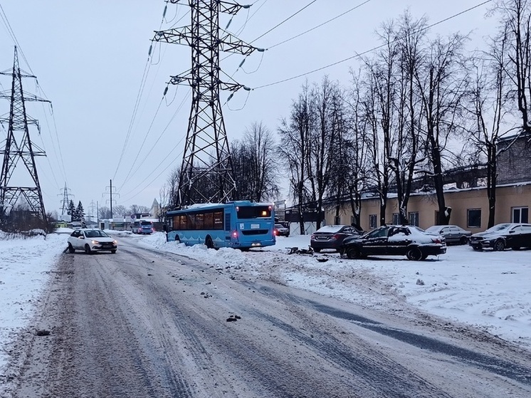 Крупная авария с автобусом и тремя автомобилями случилась в Твери