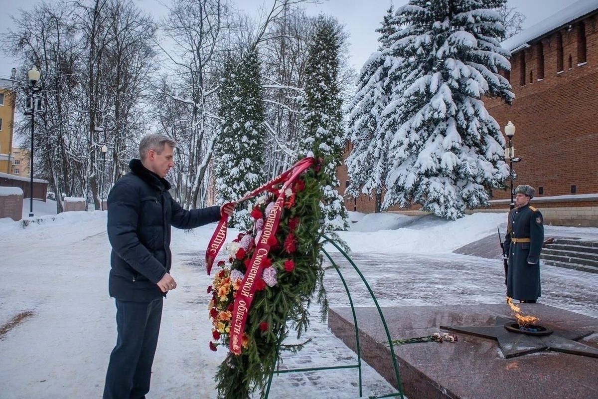 Губернатор Смоленской области возложил венок к вечному огню в Сквере памяти Героев