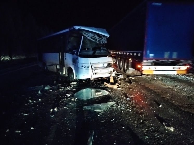 В Поморье буксировка автобуса по федеральной трассе закончилось столкновением с фурой