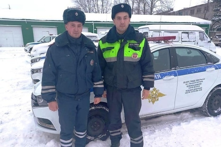 В Новгороде инспекторы ДПС доставили в больницу мужчину с гипертоническим кризом