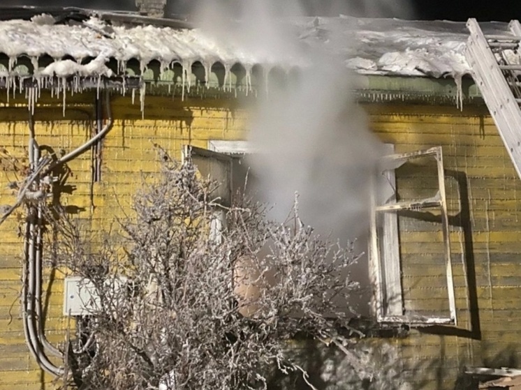 В Мезени горел жилой дом на три квартиры