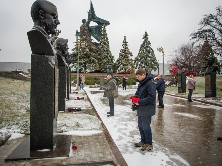 Единороссы возложили цветы на Аллее Героев в Донецке