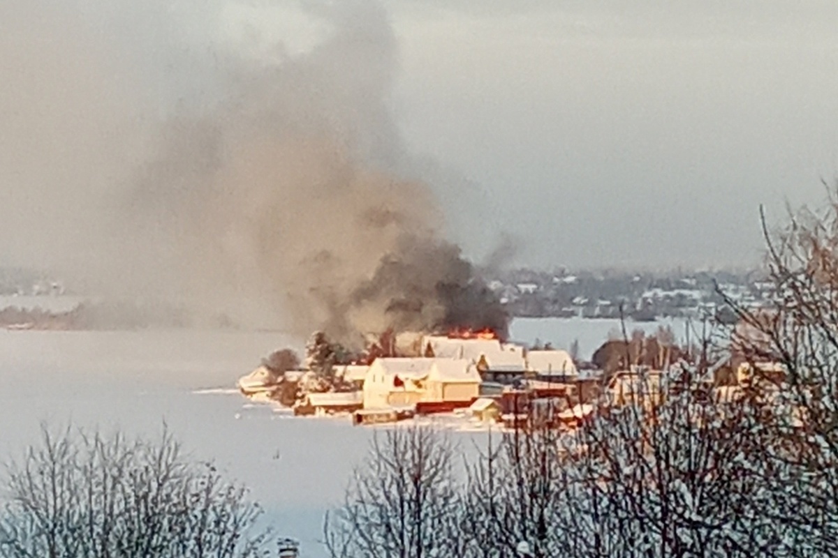 Огонь за 4 часа уничтожил огромный дом в Заозерье - МК Карелия