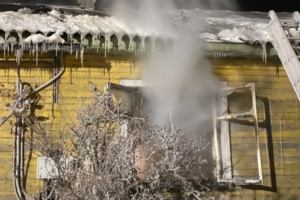 В Мезени горел жилой дом на три квартиры