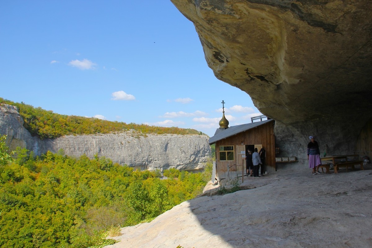 Проход через скалы берег