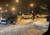 В центре Читы на перекрестке улиц Набережной и Комсомольской вечером 9 декабря столкнулись две Toyota
