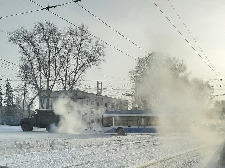 Новый троллейбус не выдержал мороза и сломался посреди дороги в Новосибирске