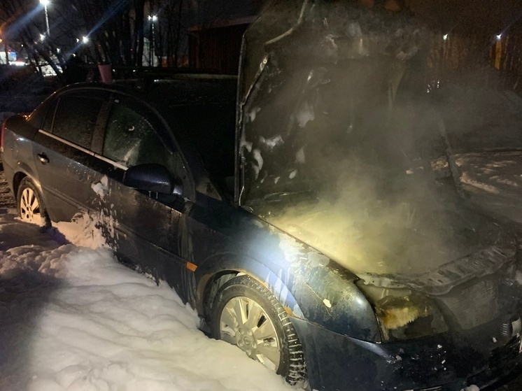 Человек пострадал при пожаре в автомобиле в Мурманске
