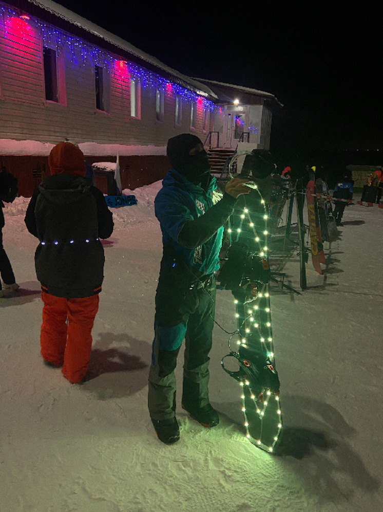 Лыжники и сноубордисты в гирляндах и с фонариками открыли сезон в горнолыжном комплексе Лабытнанги