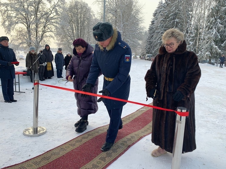 В деревне Тойворово открыли стелу «Воинам России»