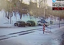 В Краснокаменске днем 10 декабря микроавтобус Nissan Vanette снес два стоящий автомобиля на проспекте Покровского