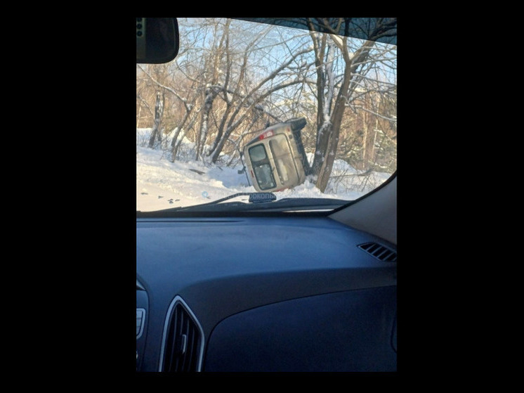 Автомобиль слетел с дороги около кузбасского поселка