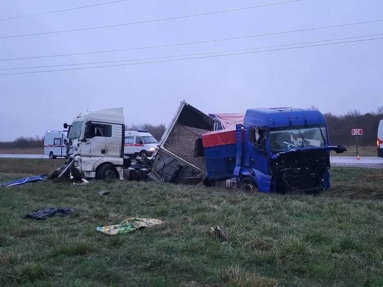В Абинском районе при столкновении двух грузовиков и легковушки пострадали водители