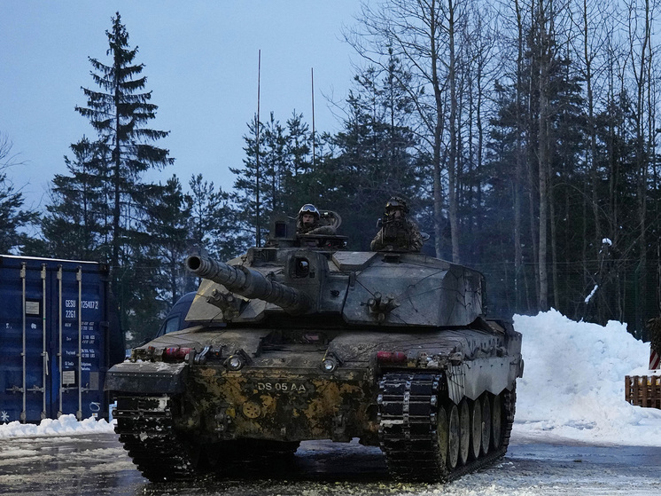 На обложке разместили мрачное фото одинокого украинского танка