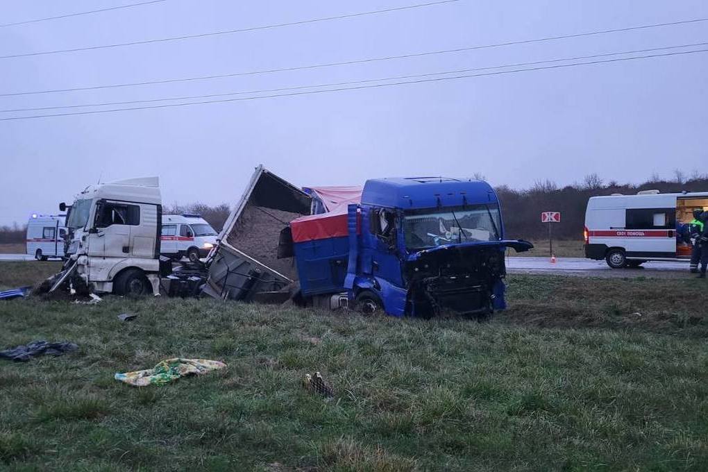 В Абинском районе при столкновении двух грузовиков и легковушки пострадали водители