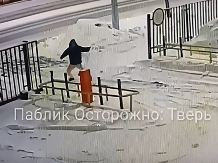Мужчина постарался и сломал шлагбаум возле тверского ТЦ