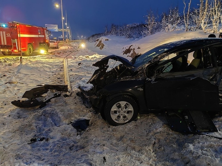 Автомобиль Hyundai Solaris наехал на опору ЛЭП в Мурманске
