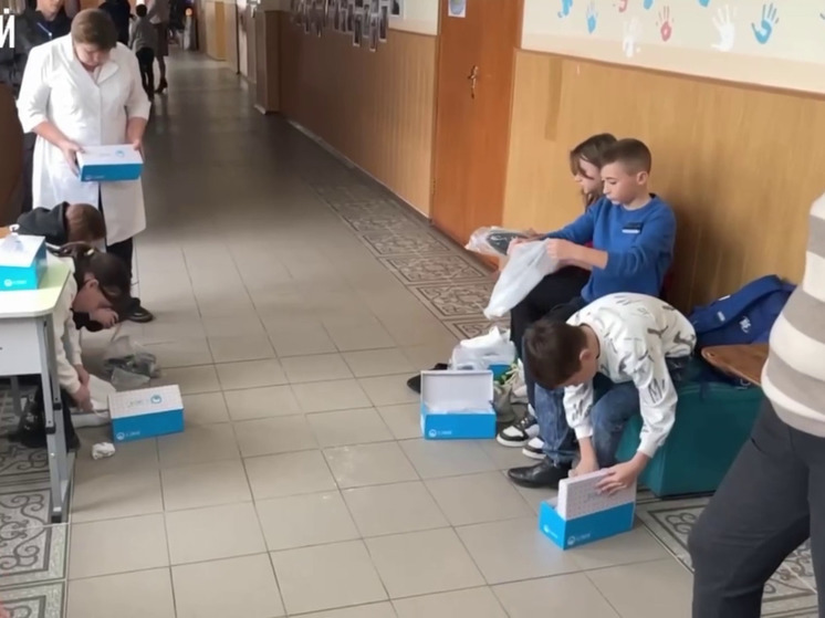 1,5 тысячи пар обуви доставил "Народный фронт" в Херсонскую область
