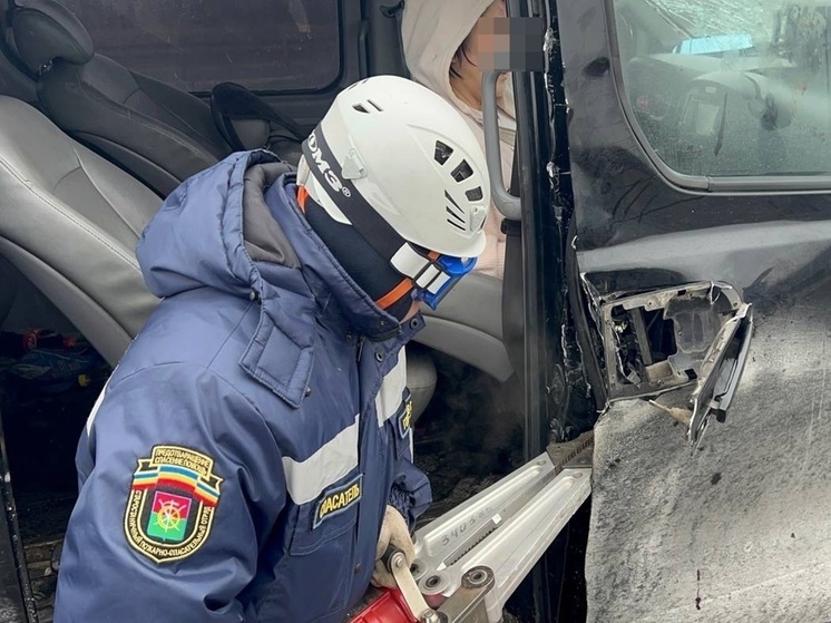 В Ростовской области женщину зажало в салоне минивена после ДТП с грузовиком