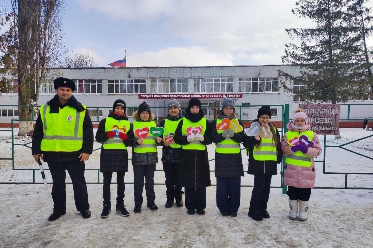 В Курске школьники выступили в роли инспекторов ГИБДД и провели рейд