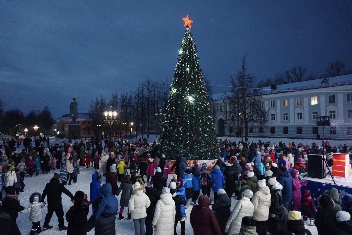 В Бокситогорске зажгли новогоднюю елку