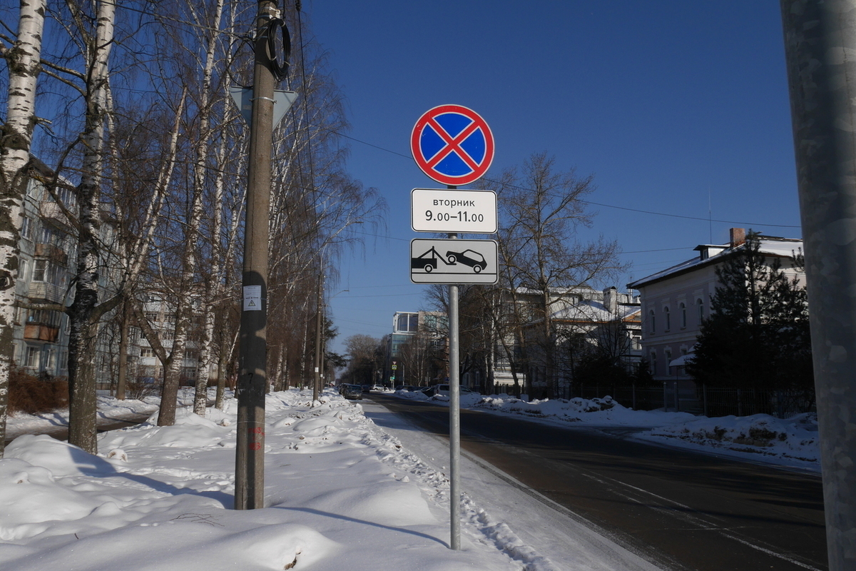 Уборка снега проходит по графику на парковках Вологды