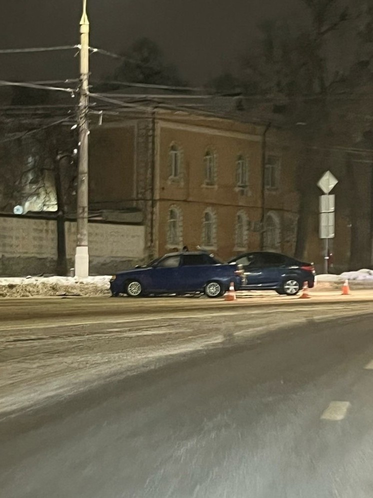 В Курске на пустынной дороге столкнулись два автомобиля