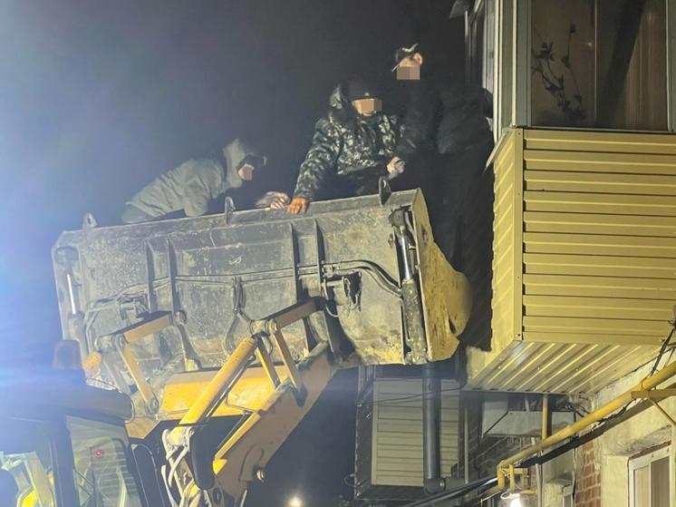В Миллерово эвакуировали жителей из горящего дома