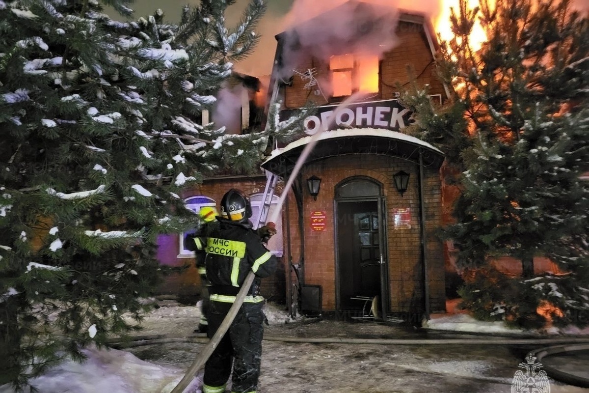 Под утро в Костроме загорелись кафе и частный дом