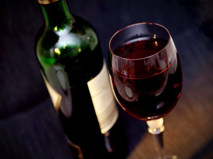 Научно объяснено тяжелое похмелье от красного вина: чем темнее – тем хуже