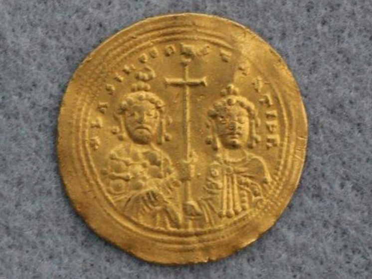 В Норвегии нашли редкую золотую византийскую монету с изображением Христа