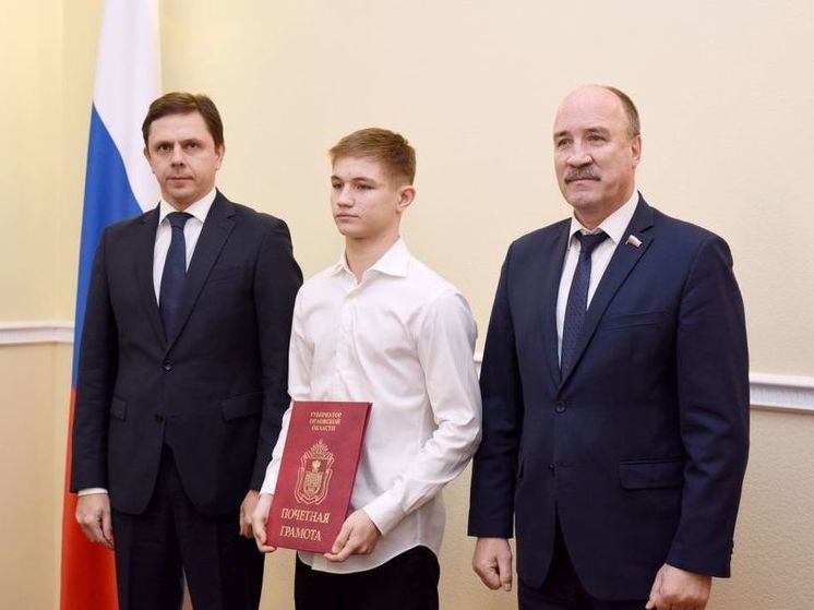 Боксёр Платон Козлов и тренер Владимир Петров получили грамоты губернатора Орловской области
