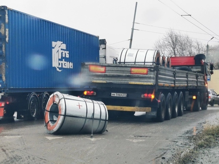В Таганроге из грузовика на проезжую часть выпала часть трубы