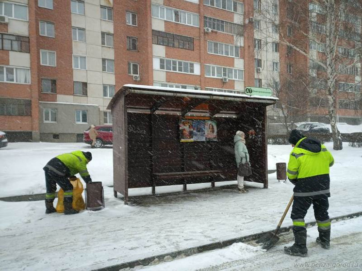 Пензенские улицы убирают от непогоды 150 человек