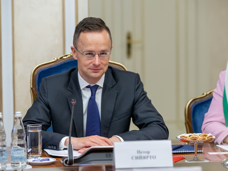 Сийярто: Венгрия не поддается давлению ЕС в вопросе помощи Украине