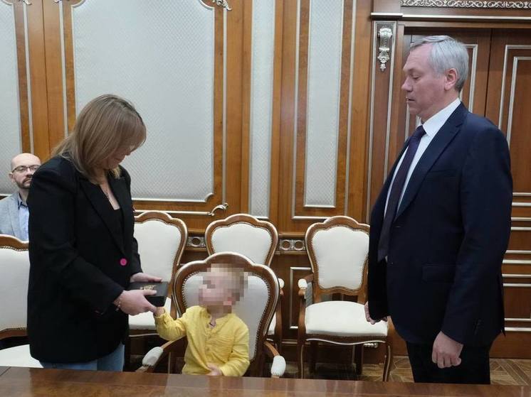 Губернатор Травников вручил звезду Героя ДНР семье погибшего бойца