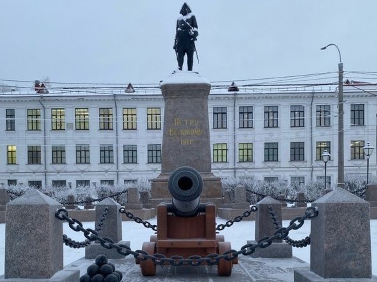У памятника Петру I в Архангельске установили пушку