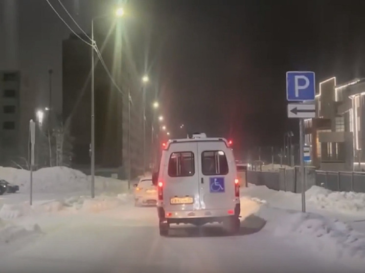 В Салехарде из дома в школу и обратно особенных детей развозит спецтранспорт с сопровождающим