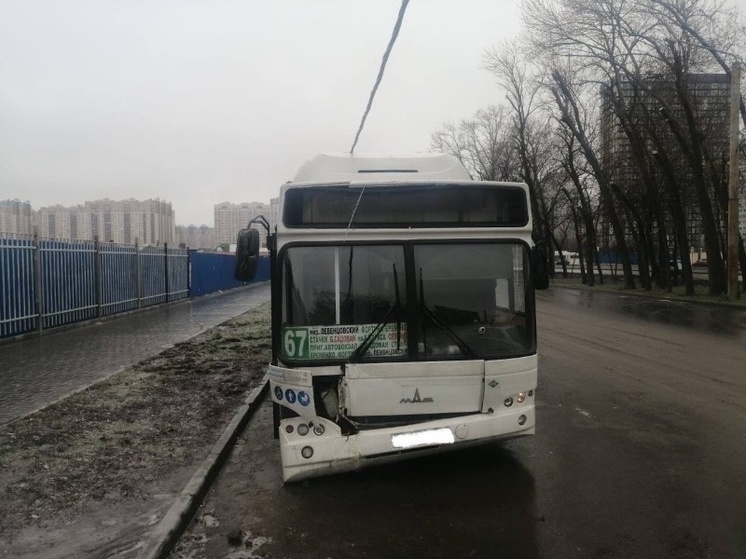 В Ростове автобус №67 на скользкой дороге врезался в опору ЛЭП