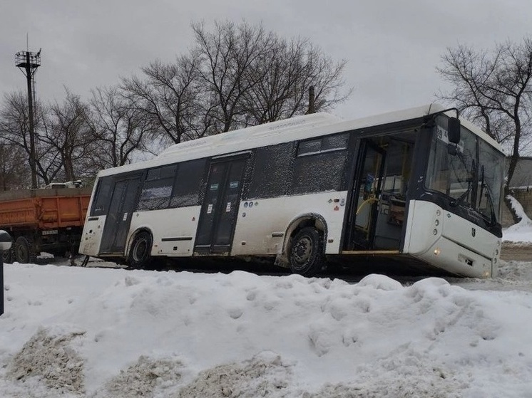 В Липецке автобус провалился в яму на улице Металлургов