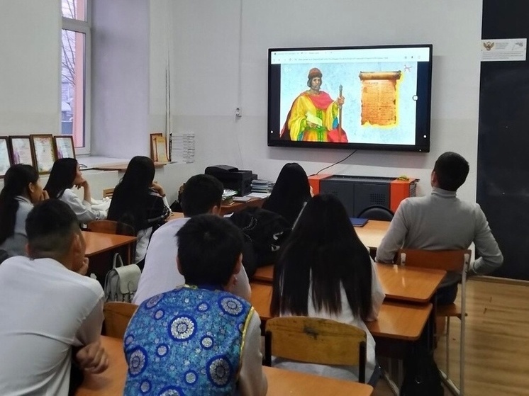 В школах Тувы прошли уроки, посвященные Дню Конституции России