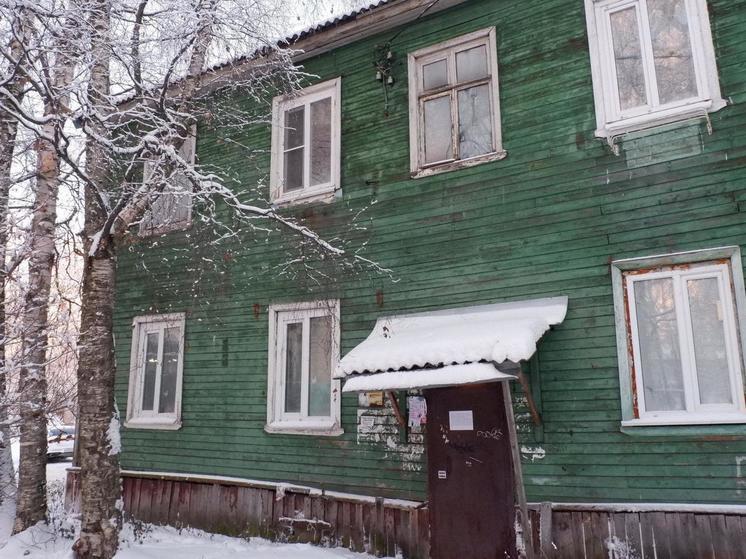 В центре Архангельска мужчина зимует в аварийном доме без отопления и воды