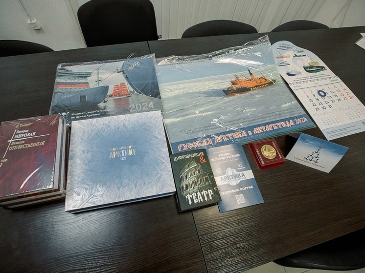 Санкт-Петербург передал подарки в Мариупольский краеведческий музей