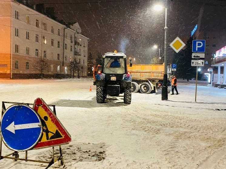 В Тамбове в ночь на 12 декабря на расчистку снега вышло более 70 единиц техники